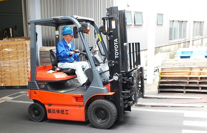 バッテリー式フォークリフト